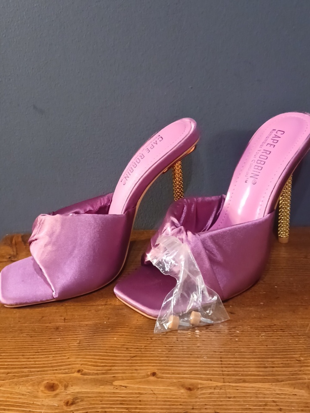 Cape Robbin Heels - Picture 15 of 16